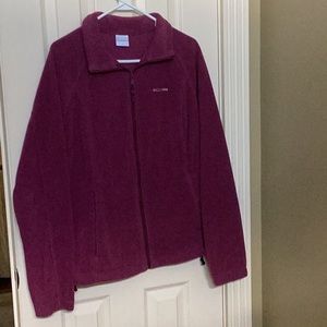 Women’s Columbia Polyester fleece type with front zipper and side pockets.
